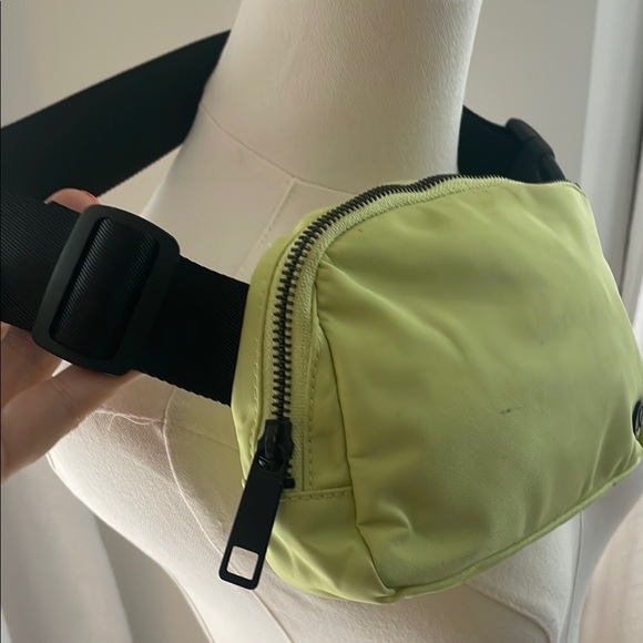 Lululemon Everywhere Lemon Lime Green Belt Bag Crossbody - Picture 6 of 15